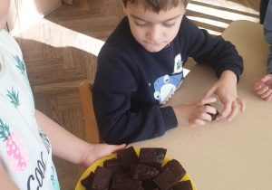 Dzieci delektują się wspólnie przygotowanym brownie
