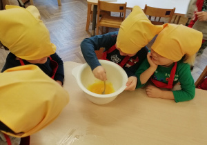Dzieci przygotowują ciasto z burakami