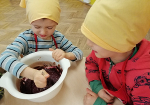 Dzieci przygotowują buraczane brownie