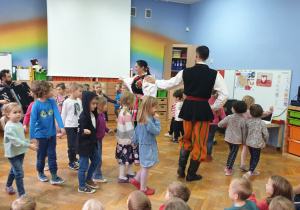 Dzieci uczestniczą w koncercie muzycznym