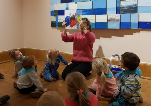 Dzieci oglądające obraz w Muzeum