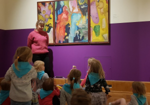 Dzieci oglądające obraz w Muzeum