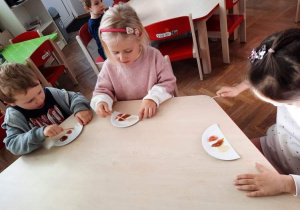 Dzieci próbują miodów o różnych smakach i barwach