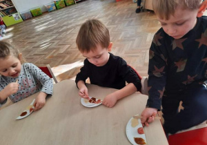 Dzieci próbują miodów o różnych smakach i barwach