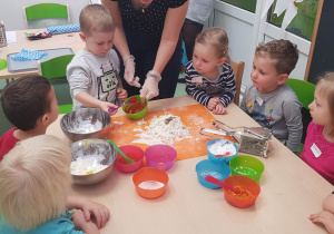 Dzieci przygotowujące ciasto na kopytka