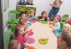 Dzieci jedzące przygotowane kopytka