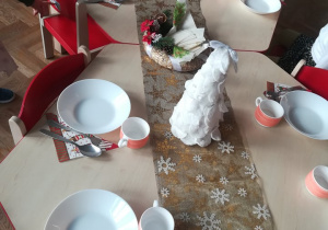 Dzieci przygotowują stoły do świątecznego obiadu