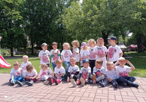 Dzieci w przygotowanych przez siebie koszulkach