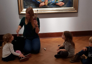 Dzieci oglądające narzędzia malarza -pędzle