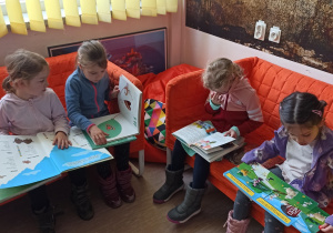 Dzieci uczestniczą w zajęciach bibliotecznych
