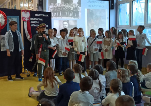Dzieci uczestniczą w obchodach Święta Niepodległości
