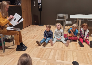 Dzieci uczestniczą w lekcji muzealnej