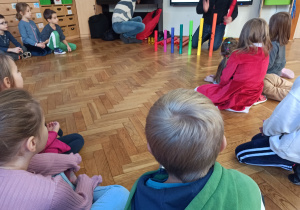 Dzieci uczestniczą w warsztatach muzycznych