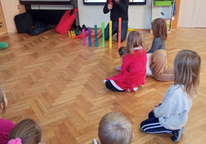 Dzieci uczestniczą w warsztatach muzycznych