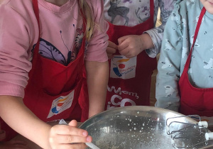 Dzieci przygotowują babeczki waniliowe