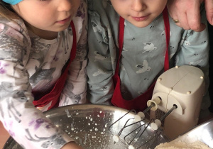 Dzieci przygotowują babeczki waniliowe