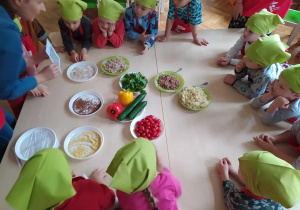 Dzieci przygotowują sałatkę z kaszy i warzyw
