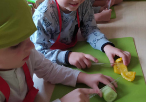 Dzieci przygotowują sałatkę z kaszy i warzyw