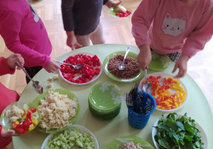 Dzieci próbują przygotowaną sałatkę z kaszy i warzyw