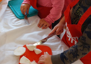 Dzieci przygotowują szaszłyki owocowe