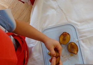 Dzieci przygotowują szaszłyki owocowe