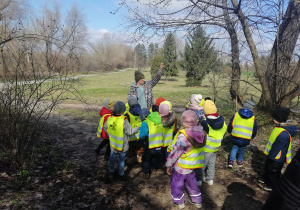 Dzieci uczestniczą w przyrodniczych warsztatach edukacyjnych w Pawilonie Edukacyjnym "Kamień"