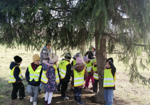 Dzieci uczestniczą w przyrodniczych warsztatach edukacyjnych w Pawilonie Edukacyjnym "Kamień"