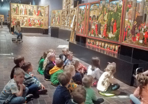 Dzieci uczestniczą w warsztatach w Muzeum Narodowym
