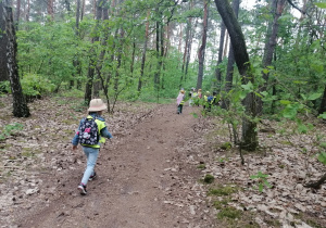 Dzieci obserwują przyrodę w Kampinosie