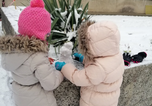 Dzieci bawią się na śniegu