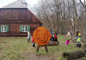 Dzieci uczestniczą w zajęciach przyrodniczych