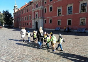 Dzieci uczestniczą w koncercie muzycznym w SCEK