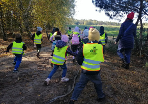 Dzieci uczestniczą w wycieczce do LaObory