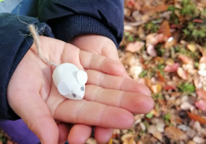 Dzieci uczestniczą w wycieczce do LaObory
