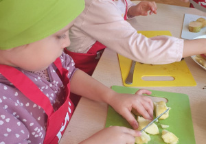 Dzieci przygotowują owocowe szaszłyki