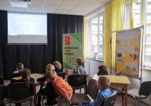 Dzieci uczestniczą w zajęciach edukacyjnych w Bibliotece „Przy Baleya”