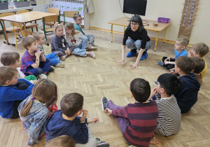 Dzieci uczestniczą w warsztatach dotyczących termomodernizacji