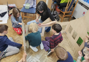 Dzieci uczestniczą w warsztatach dotyczących termomodernizacji