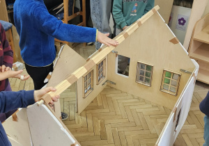 Dzieci uczestniczą w warsztatach dotyczących termomodernizacji