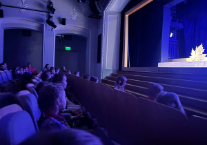Dzieci oglądają spektakl w Teatrze Lalka