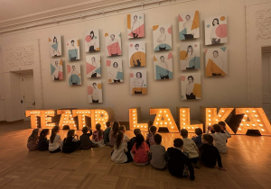 Dzieci odwiedzają Teatr Lalka