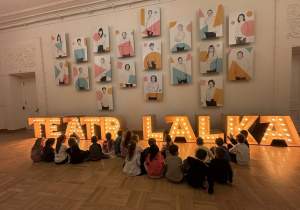 Dzieci odwiedzają Teatr Lalka