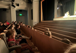 Dzieci oglądają spektakl w Teatrze Lalka