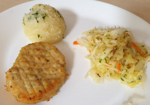 Burgery rybne z miruny z pieca, ziemniaki z koperkiem, surówka z kapusty pekińskiej z ziarnami słonecznika